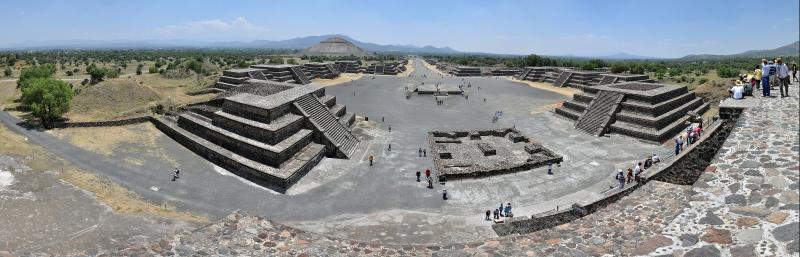 Die Ruinen von Teotihuacan von der Mondpyramide