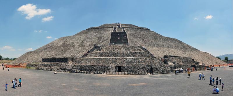 Die gewaltige Sonnenpyramide in Teotihuacan