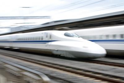 Ein Shinkansen N700 bei der Durchfahrt