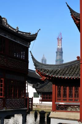 Blick aus der Shanghaier "Altstadt" auf den Shanghai Tower