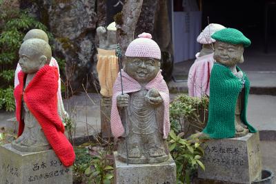 Bekleidete Buddhas auf Miyajima