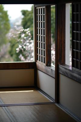Blick aus einem der Frauenzimmer im Schloss Himeji Blick aus einem der Frauenzimmer im Schloss Himeji