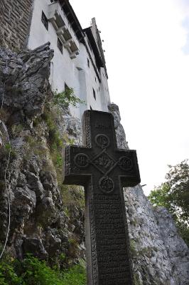 Kreuz am Ausgang des "Draculaschlosses" Kreuz am Ausgang des "Draculaschlosses"