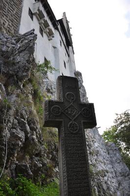 Kreuz am Ausgang des "Draculaschlosses"